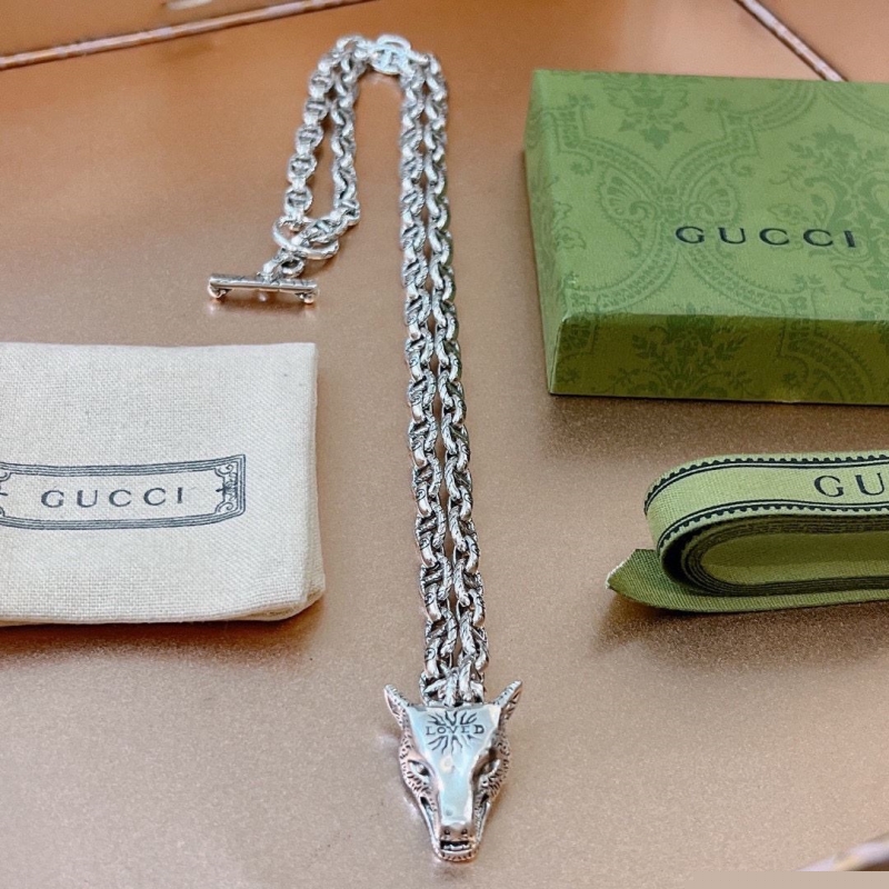 G*u*i necklaces